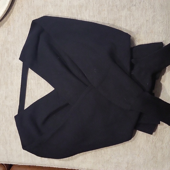 Black v-neck sweater - Picture 5 of 5